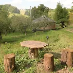 02 Jurta Hneda V Jablecnem Sadu Luxussátor *