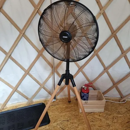 02 Jurta Hneda V Jablecnem Sadu Luxuszelt *