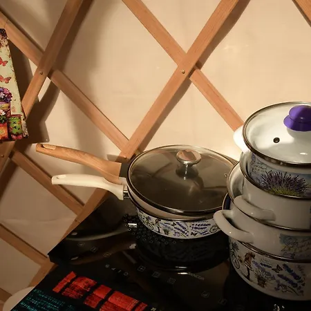 02 Jurta Hnědá V Jablečném Sadu Luxusní stan *