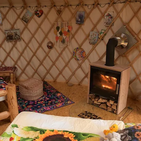 02 Jurta Hnědá V Jablečném Sadu Luxusní stan Chotetice
