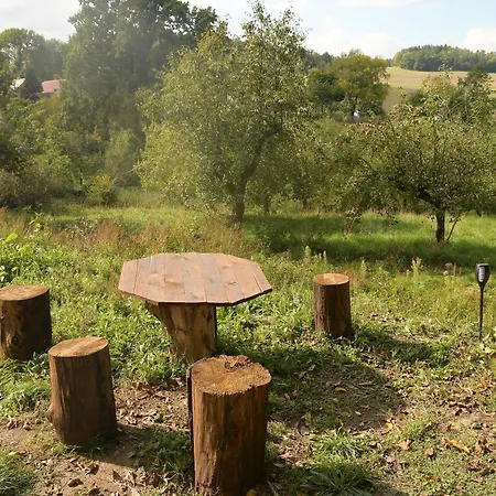 02 Jurta Hneda V Jablecnem Sadu خيمة فخمة
