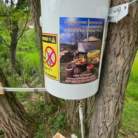 Lüks kamp alanı 02 Jurta Hneda V Jablecnem Sadu Chotetice