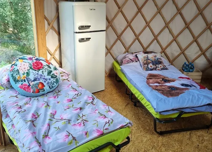 02 Jurta Hneda V Jablecnem Sadu * Chotetice